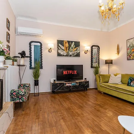 Urban Chic Luxury Boutique Apartment *